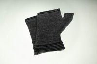 Merino hand warmers men in dark gray and black 3