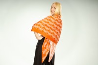 Shawl dragonfly made of merino in orange and pink 3