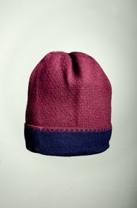 Merino hat and wrist warmers in dark blue and wine red 4