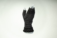 Merino hand warmers pixels in dark gray and black ladies 3