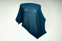 Poncho / cape made of extra-soft Merino in an airy net pattern in petrol 4