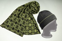 Merino scarf and wreath hat in dark gray and light green 3