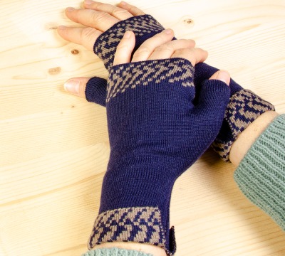Merino hand warmers Pixel in dark blue and taupe ladies - 100% Merino extrasoft