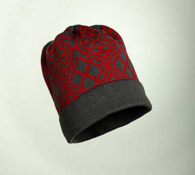 Merino Mütze Netz in den Farben grau und rot - Feinstrick aus 100 Merino extrasoft