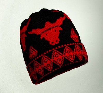 Merino Mütze Stier in den Farben schwarz und rot - 100 Merino extrasoft