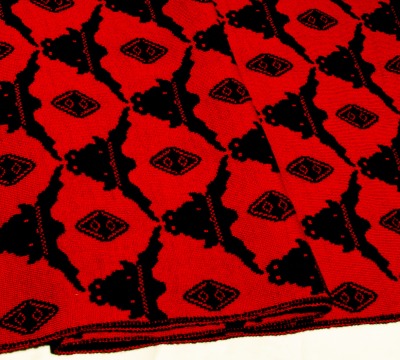 Merino Schal Stier in schwarz und rot - Strickschal aus 100 Merino extrasoft