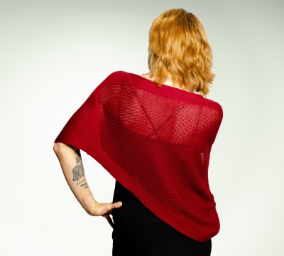 Poncho / cape made of extra-soft Merino in an airy mesh pattern in burgundy - 100% Merino extrasoft