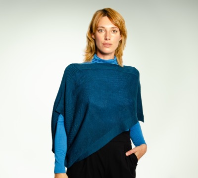 Poncho / cape made of extra-soft Merino in an airy net pattern in petrol - 100% Merino extrasoft