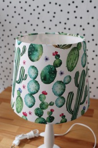 Tischlampe Kaktus, Kakteen mit weißem Lampenfuß aus Holz 3