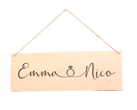 Holzschild zur Verlobung mit Namen und Ring personalisiert