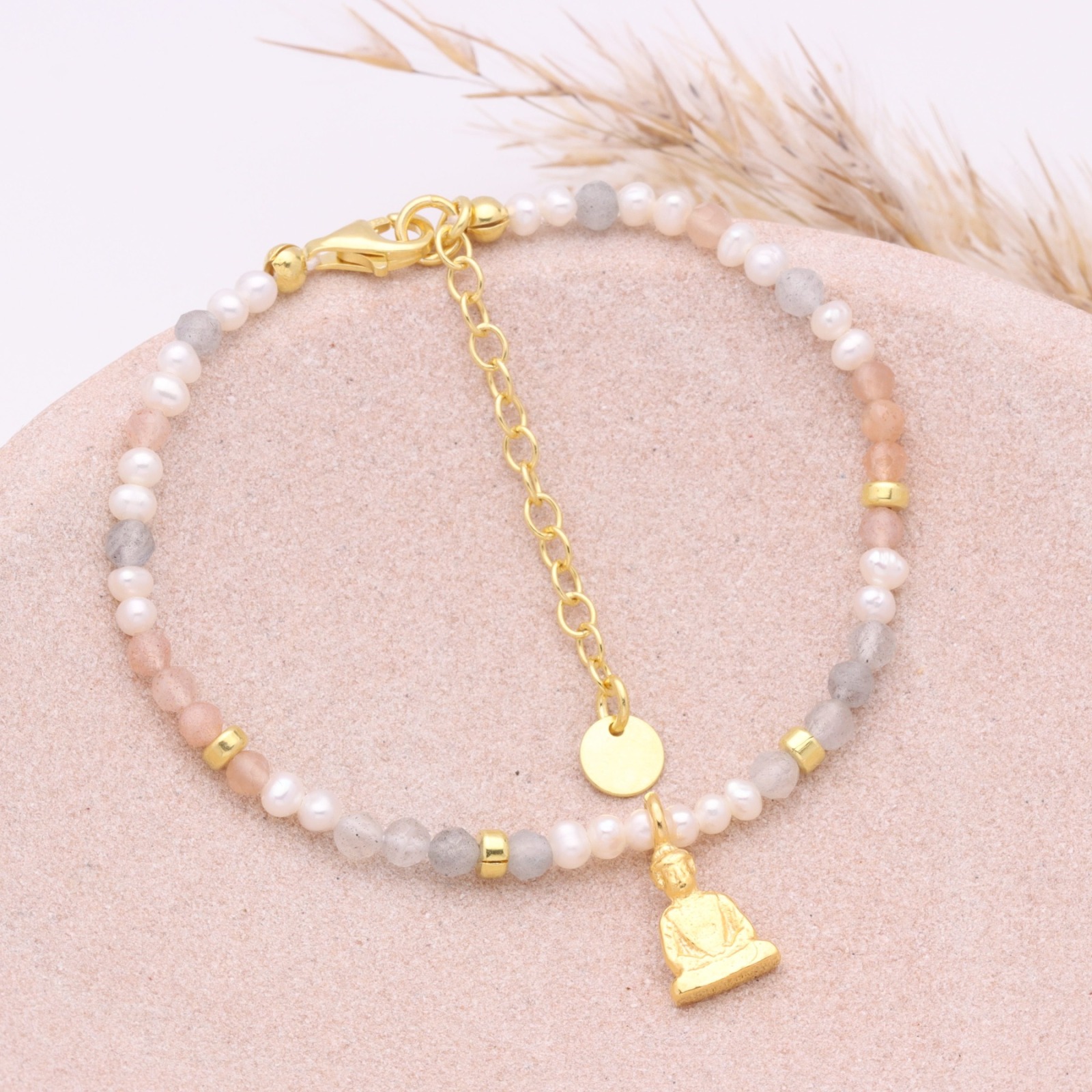 Filigranes Armband aus Mondstein und echten Perlen mit einem kleinen Buddha Silber oder Gold