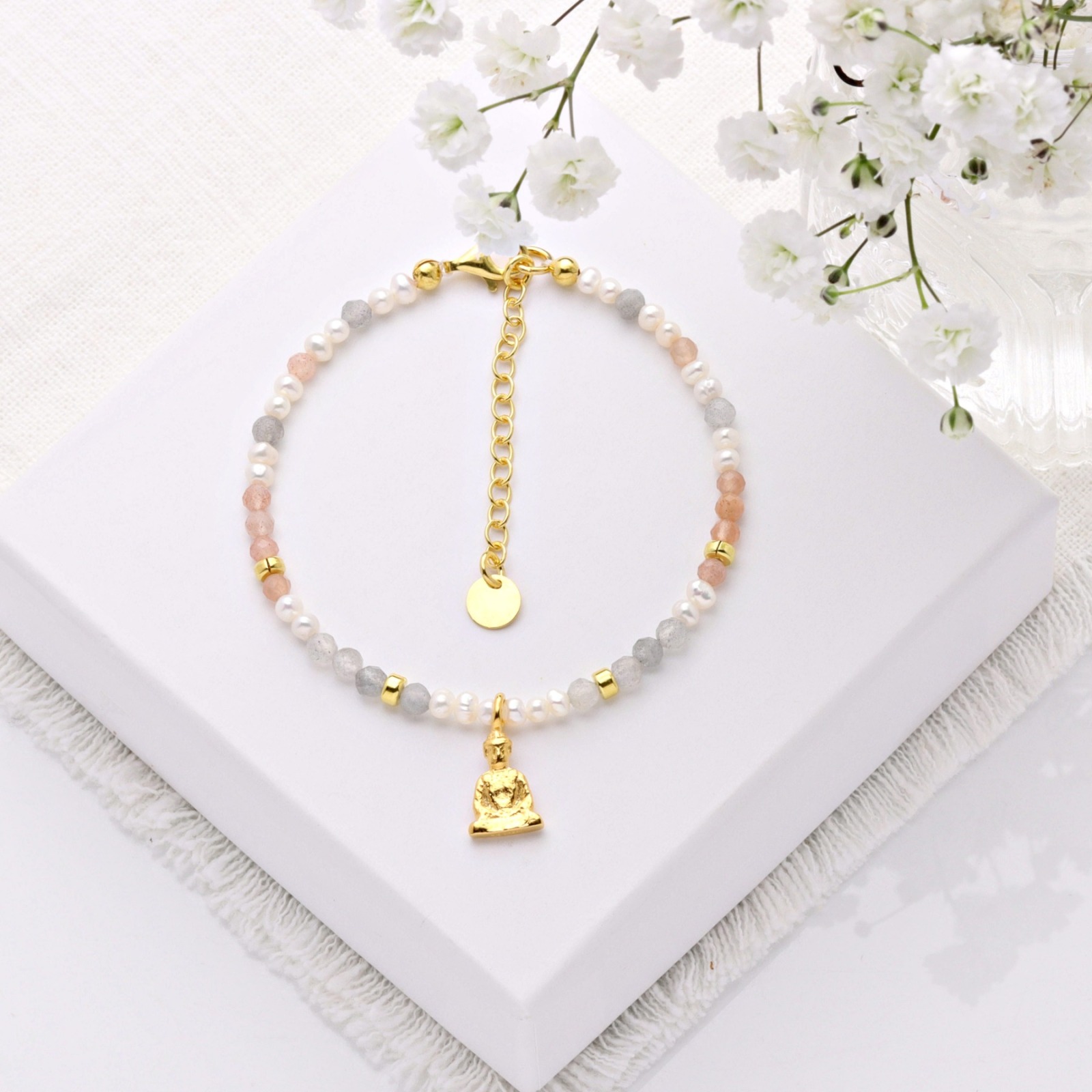 Filigranes Armband aus Mondstein und echten Perlen mit einem kleinen Buddha Silber oder Gold