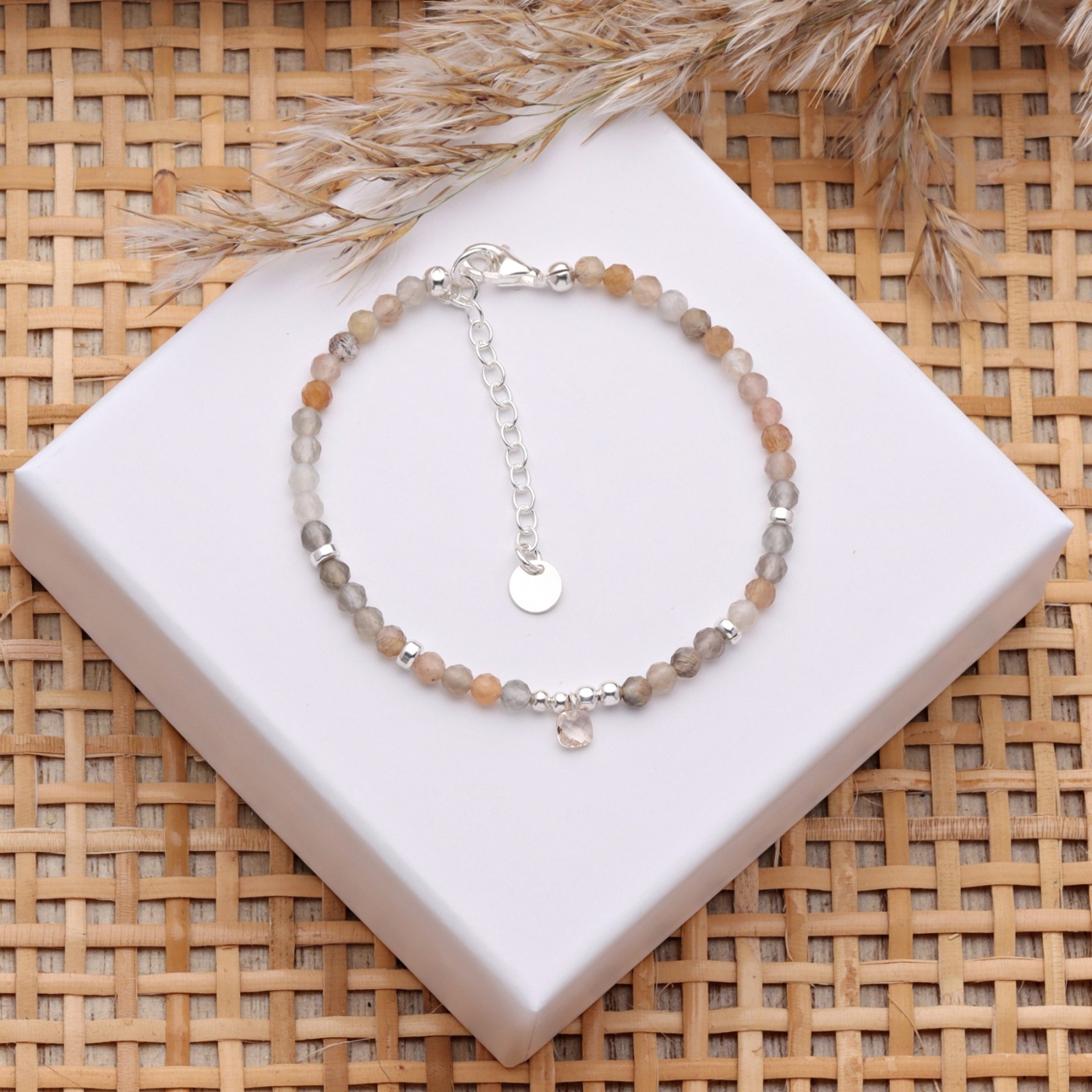Filigranes Armband aus kleinen Mondsteinen, multicolor mit einem kleinen Kristallanhänger, Silber