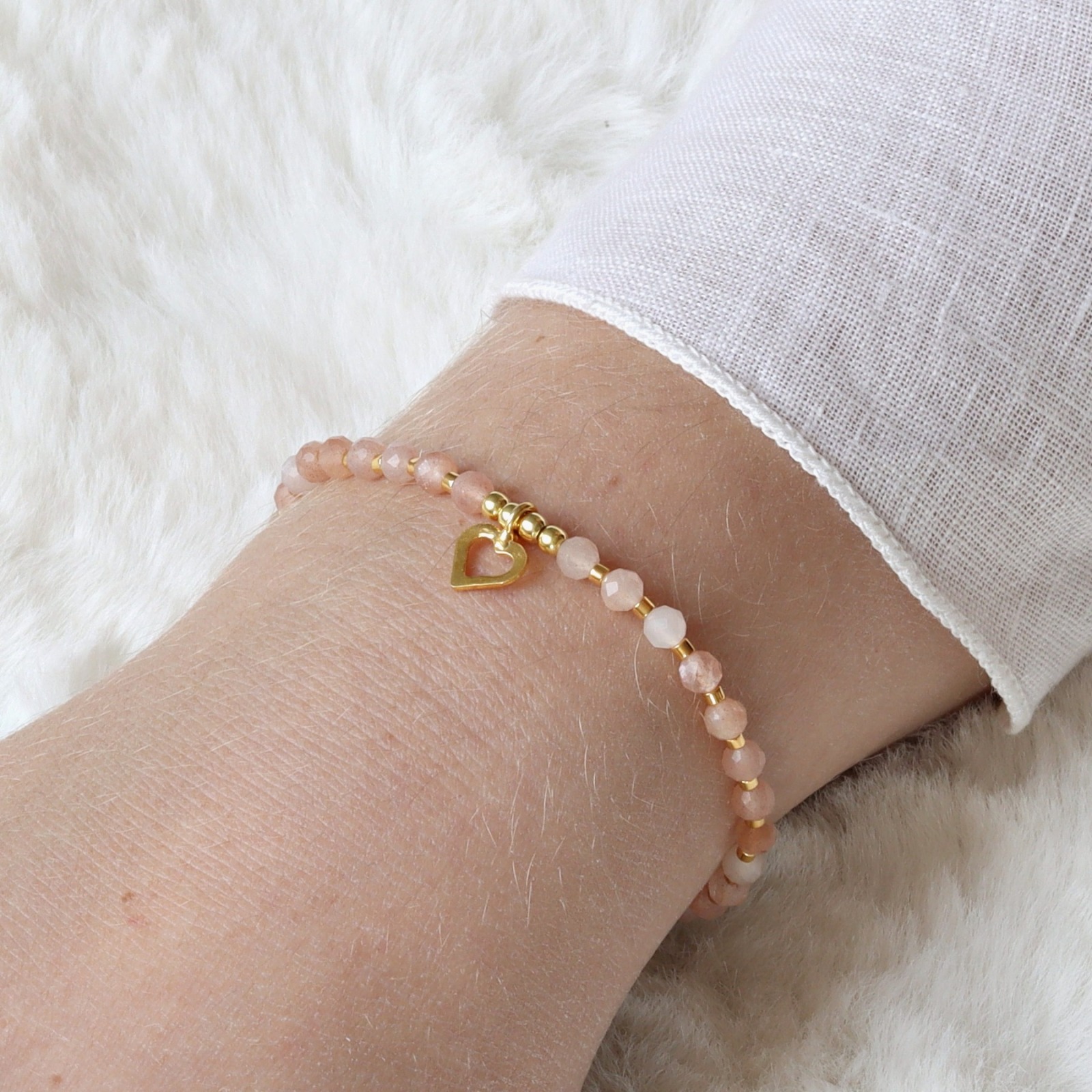 Filigranes Armband aus kleinen rosèfarbenen Mondsteinen mit kleinem Herz, Silber vergoldet