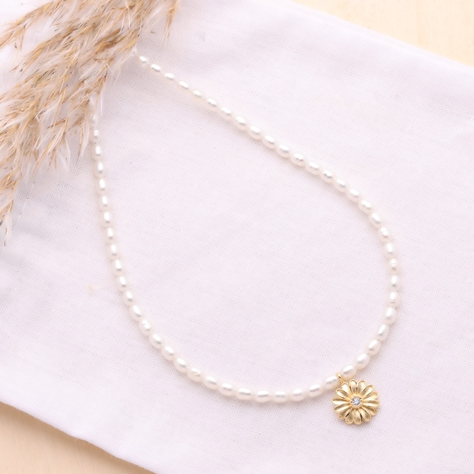 Weiße Perlenkette aus echten Süßwasser-Perlen mit kleinem Anhänger Blüte 6