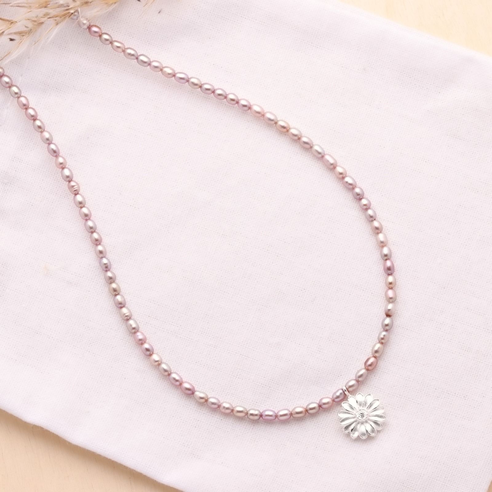 - mit Perlenkette KARYSMA Blüte | Blüte | Shop Süßwasser-Perlen Online Filigrane mit aus kleinem Anhänger echten rosè Anhänger Perlenkette