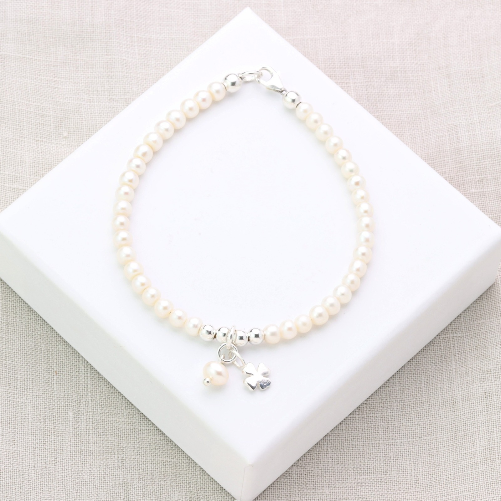 Glücks-Armband aus echten Perlen mit Kleeblatt Silber Glücksbringer-Geschenk für Frauen und Mädchen