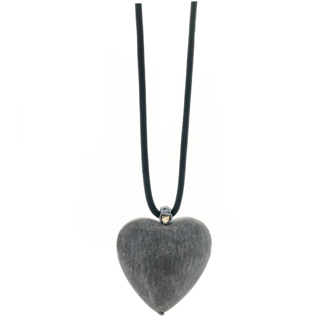 Lange Kette mit einem Herz aus Büffelhorn, grau
