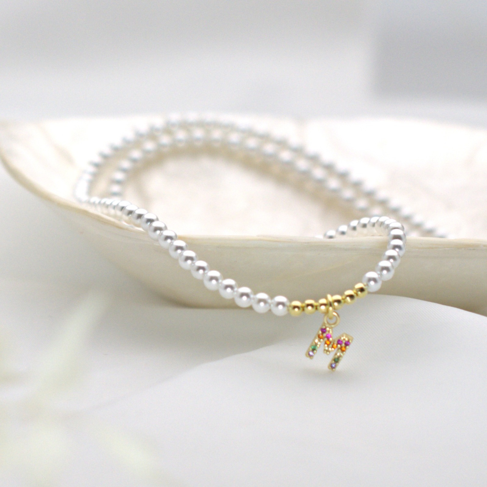 Filigrane Perlenkette aus Muschelkernperlen Gold oder Silber, Buchstabe Initial Anhänger, Charm Per