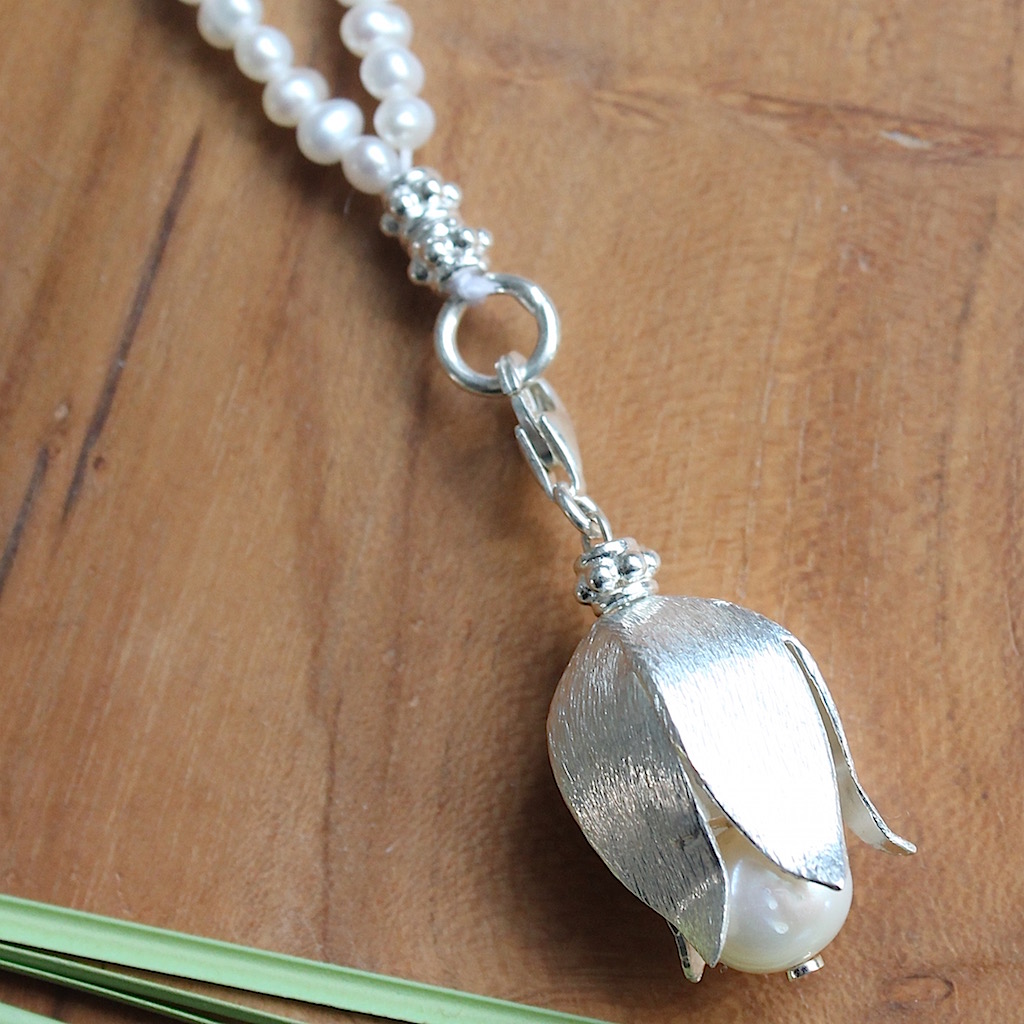 Lange Kette mit aus echten Perlen mit Anhänger Blüte aus 725er Silber schönes Geschenk für Frauen 2
