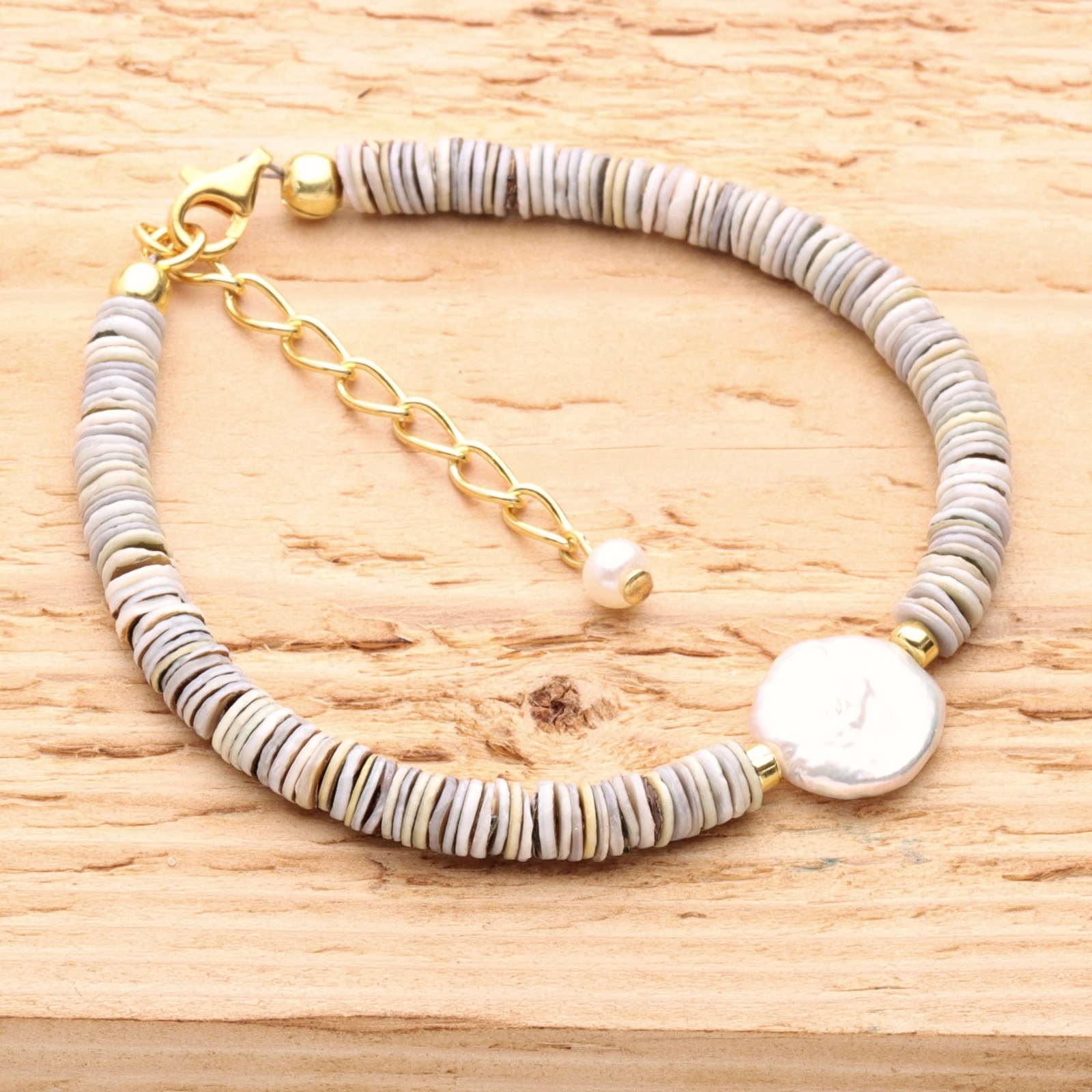 Armband aus grauen Muschelperlen mit Coin-Perlen 3
