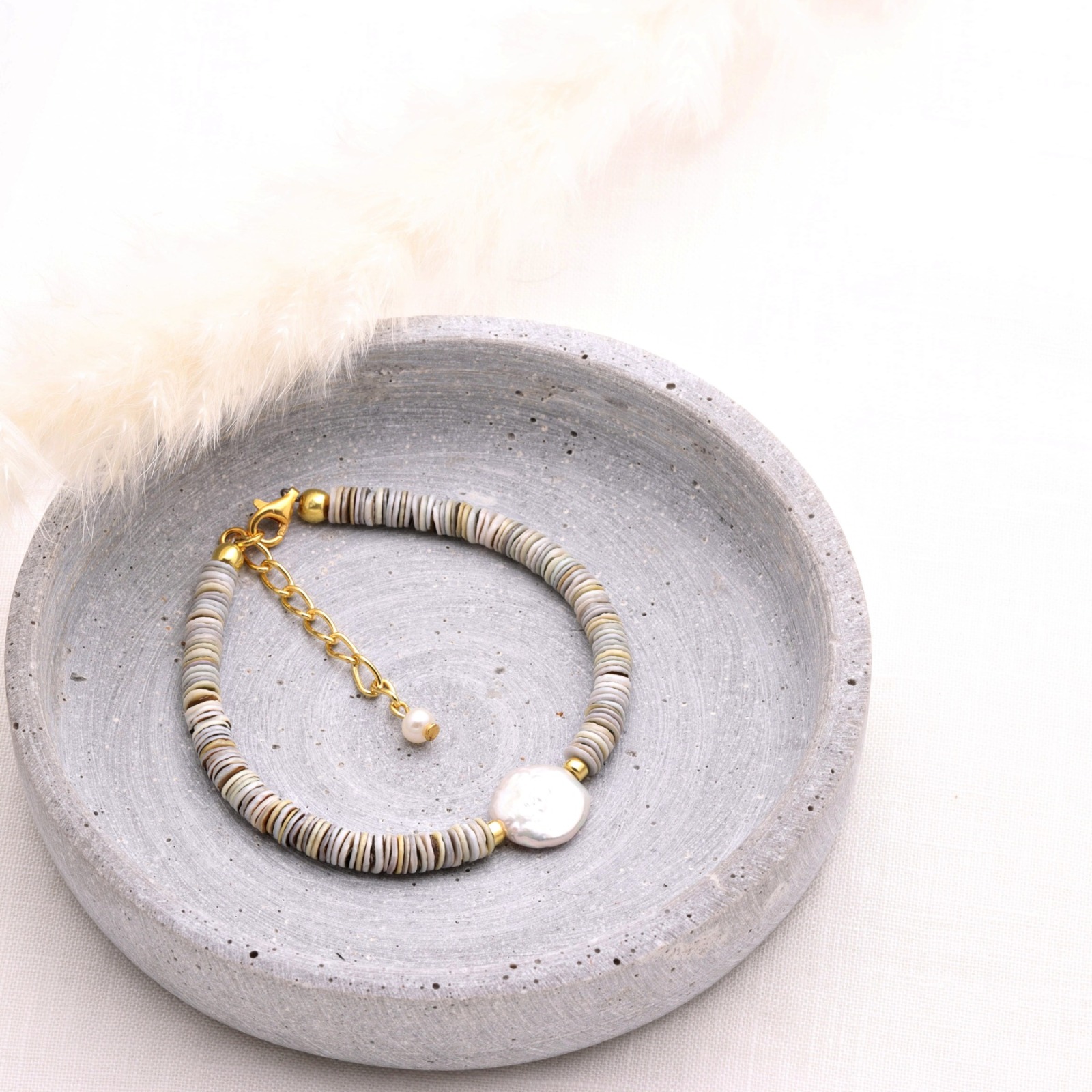Armband aus grauen Muschelperlen mit Coin-Perlen