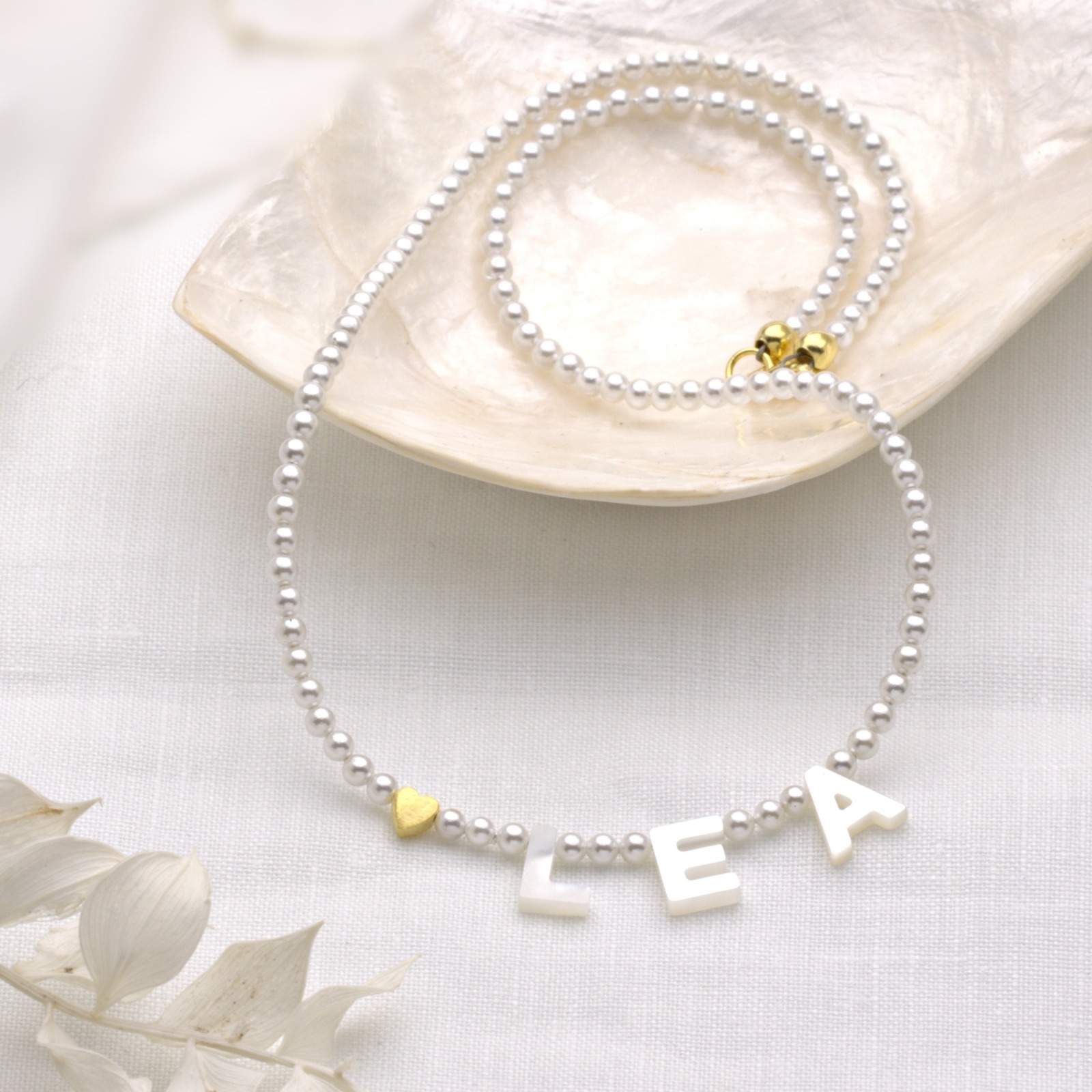 Zarte personalisierte Namens-Halskette echte Perlmutt Buchstaben, Perlenkette aus Muschelkernperlen,