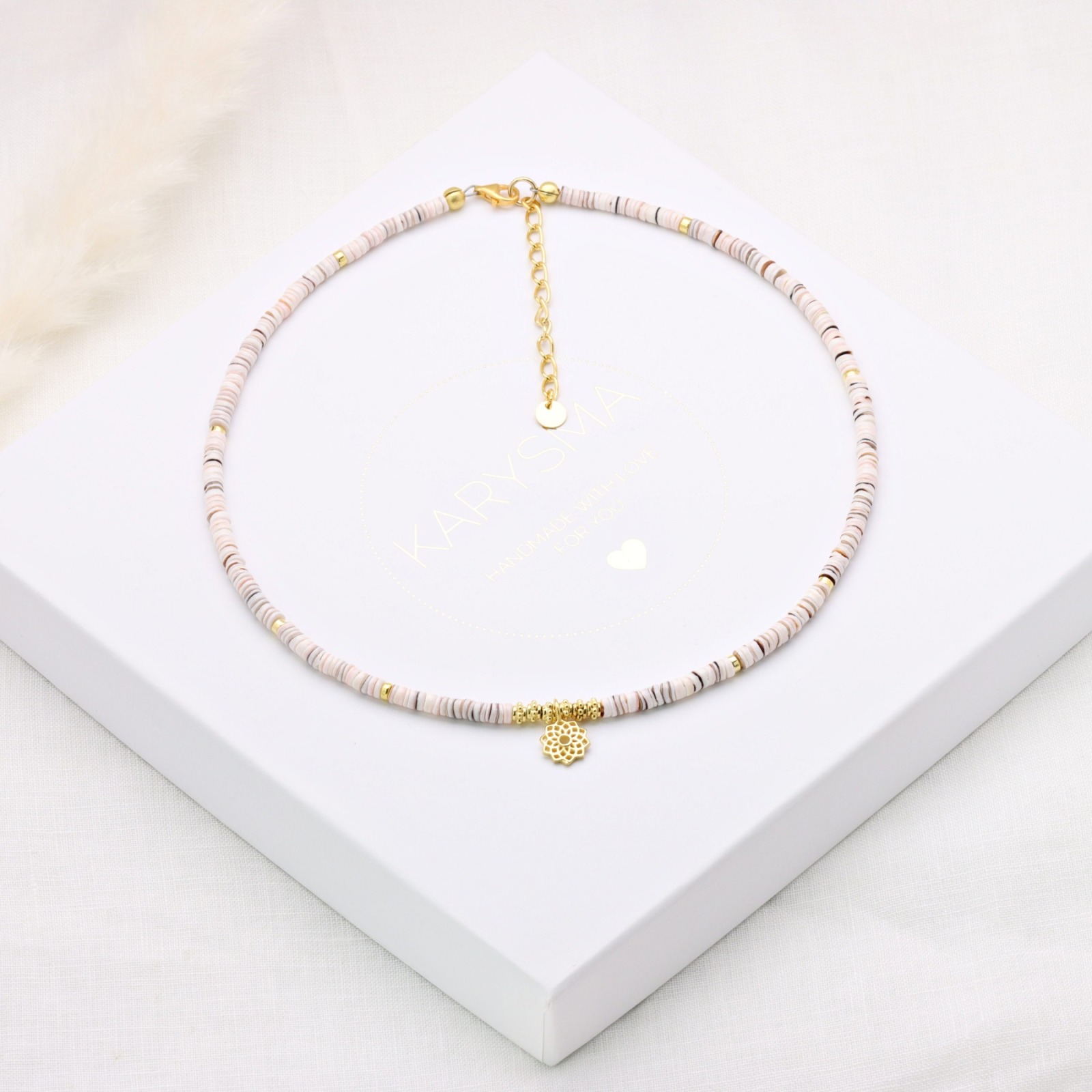 Filigrane Kette aus Muschel-Perlen mit kleinem Sonnen-Mandala Choker Halskette 4