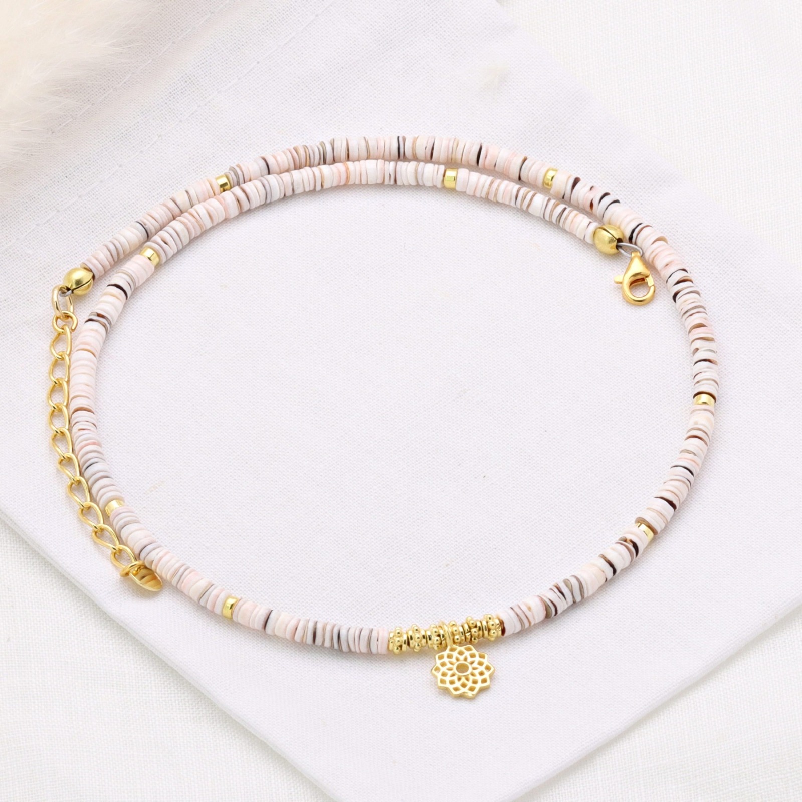 Filigrane Kette aus Muschel-Perlen mit kleinem Sonnen-Mandala Choker Halskette 3