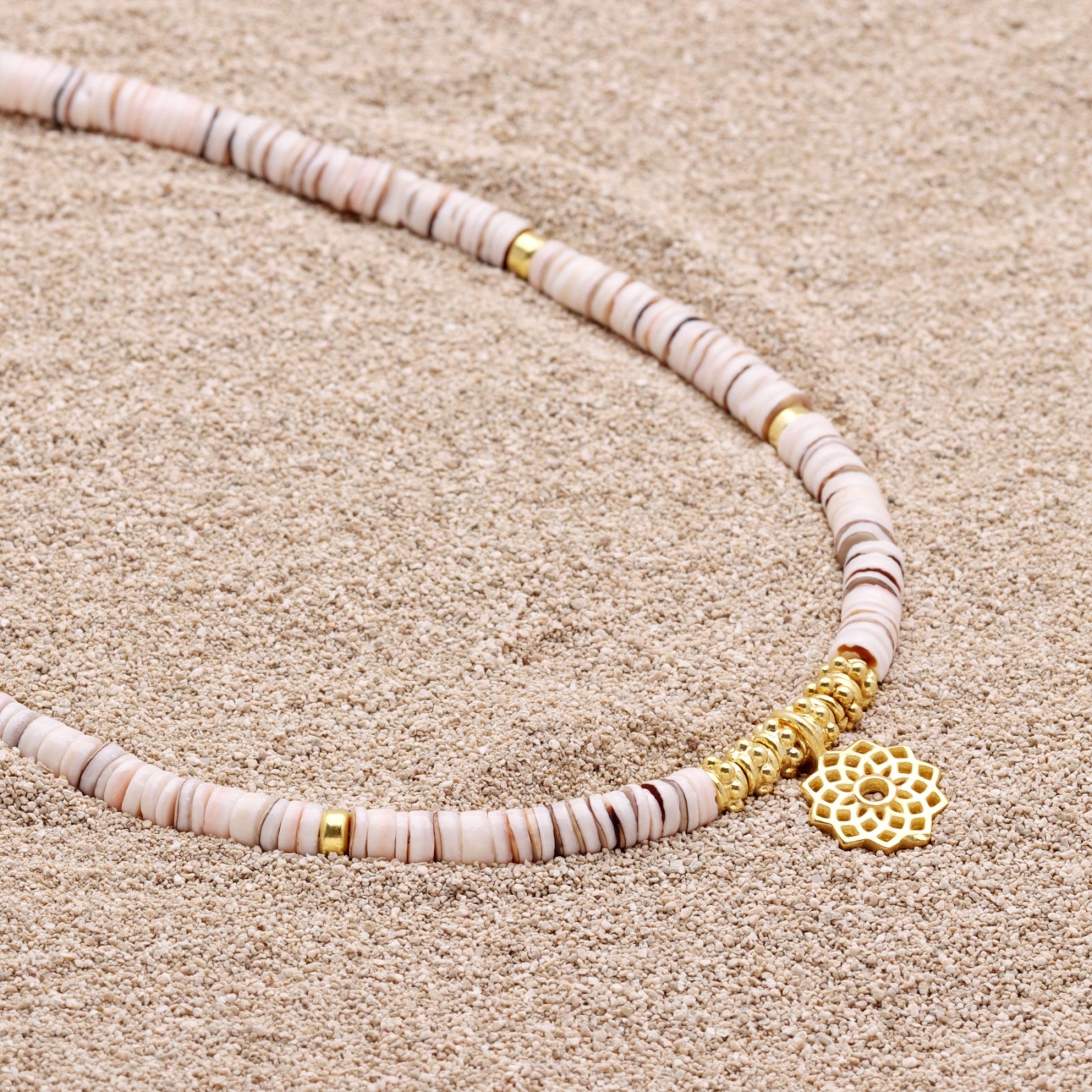Filigrane Kette aus Muschel-Perlen mit kleinem Sonnen-Mandala Choker Halskette 2