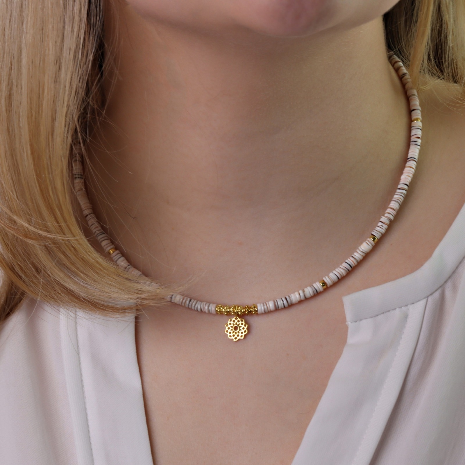 Filigrane Kette aus Muschel-Perlen mit kleinem Sonnen-Mandala Choker Halskette