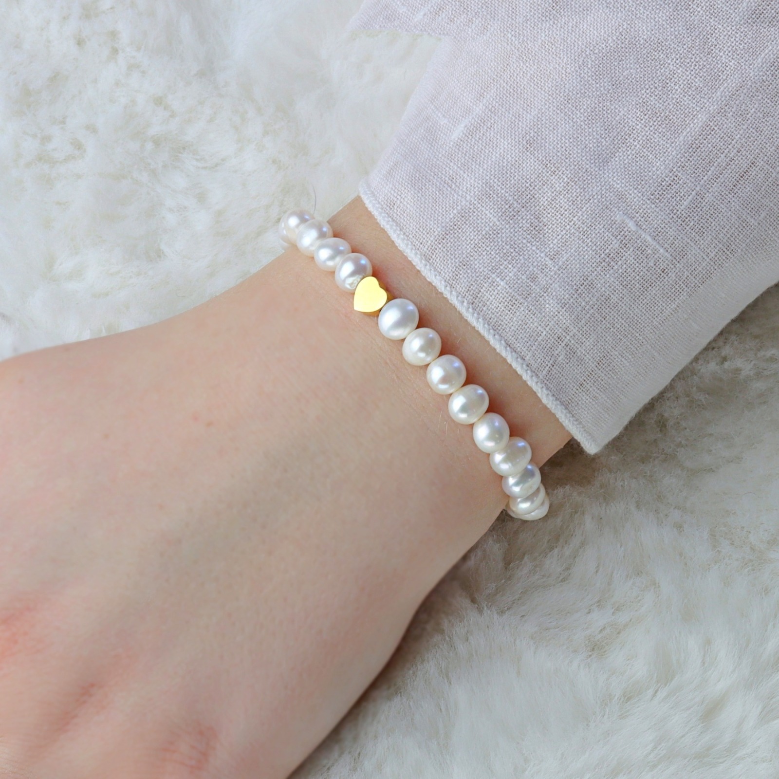 Armband aus echten Perlen mit kleinem Herz 2