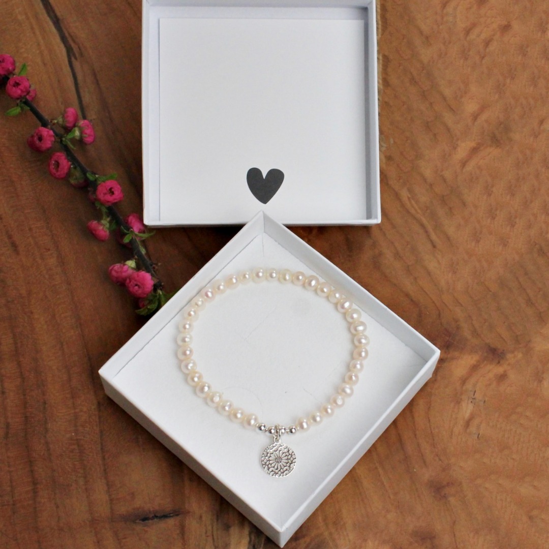 Armband Damen aus echten Perlen mit Mandala aus Silber schönes Geschenk