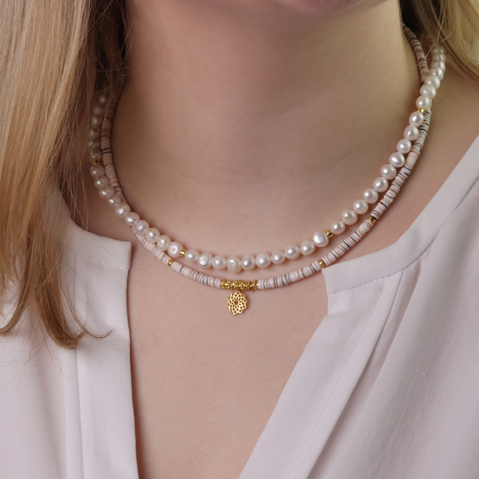 Filigrane Kette aus Muschel-Perlen mit kleinem Sonnen-Mandala Choker Halskette 5