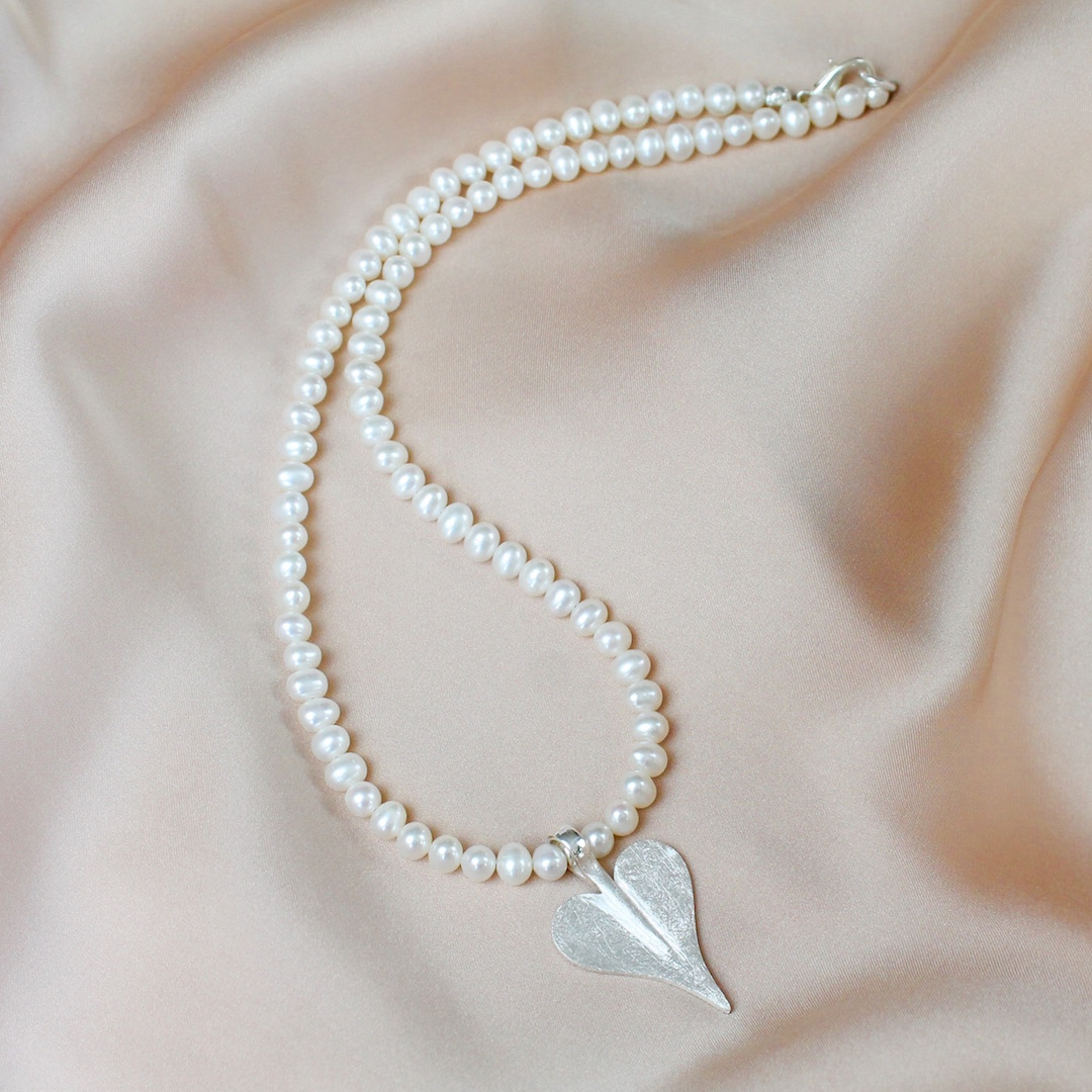 Perlenkette aus echten Süßwasser-Perlen mit einem Herz aus Silber schönes Geschenk zum Muttertag