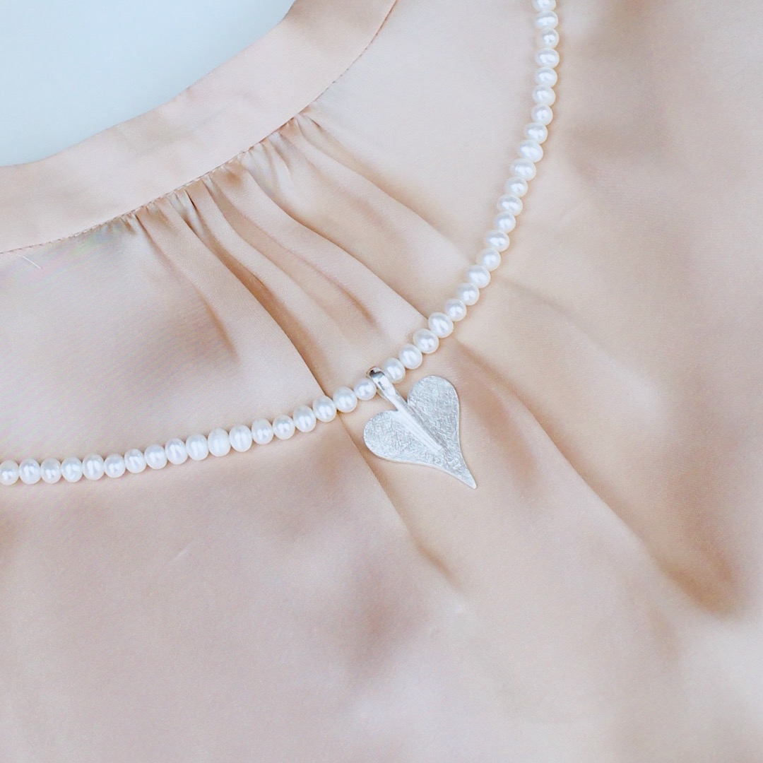 Perlenkette aus echten Süßwasser-Perlen mit einem Herz aus Silber, schönes Geschenk zum Muttertag