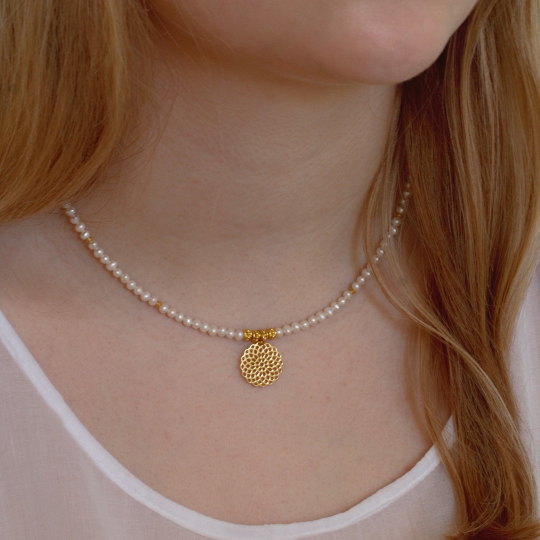 Zarte Perlenkette aus echten Süßwasser-Perlen mit Anhänger Mandala