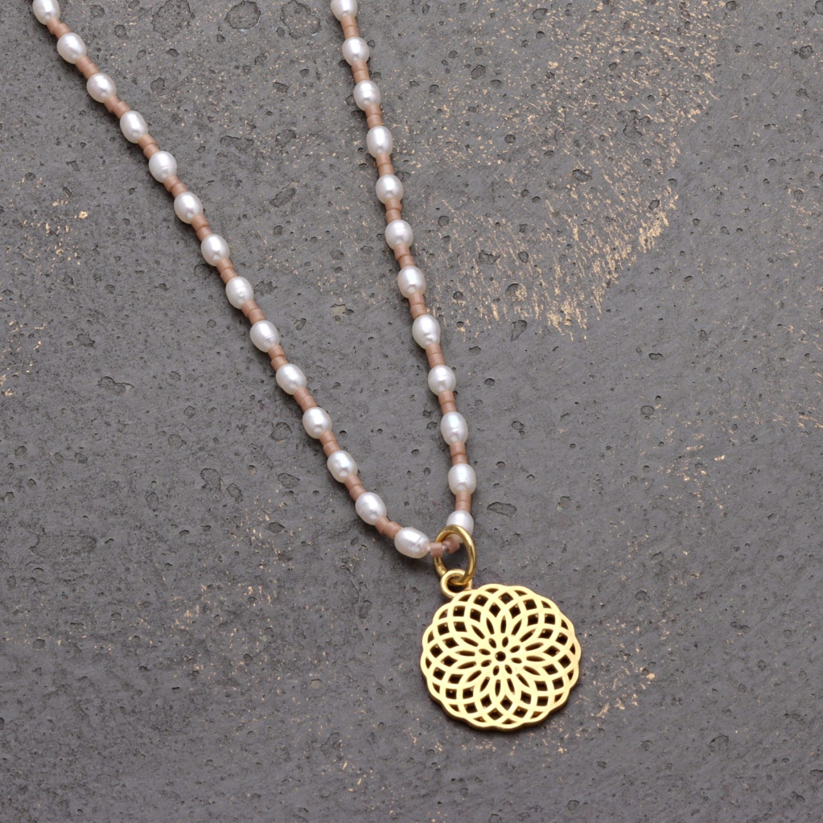 Feine Perlenkette aus echten Süßwasser-Perlen mit Mandala 3