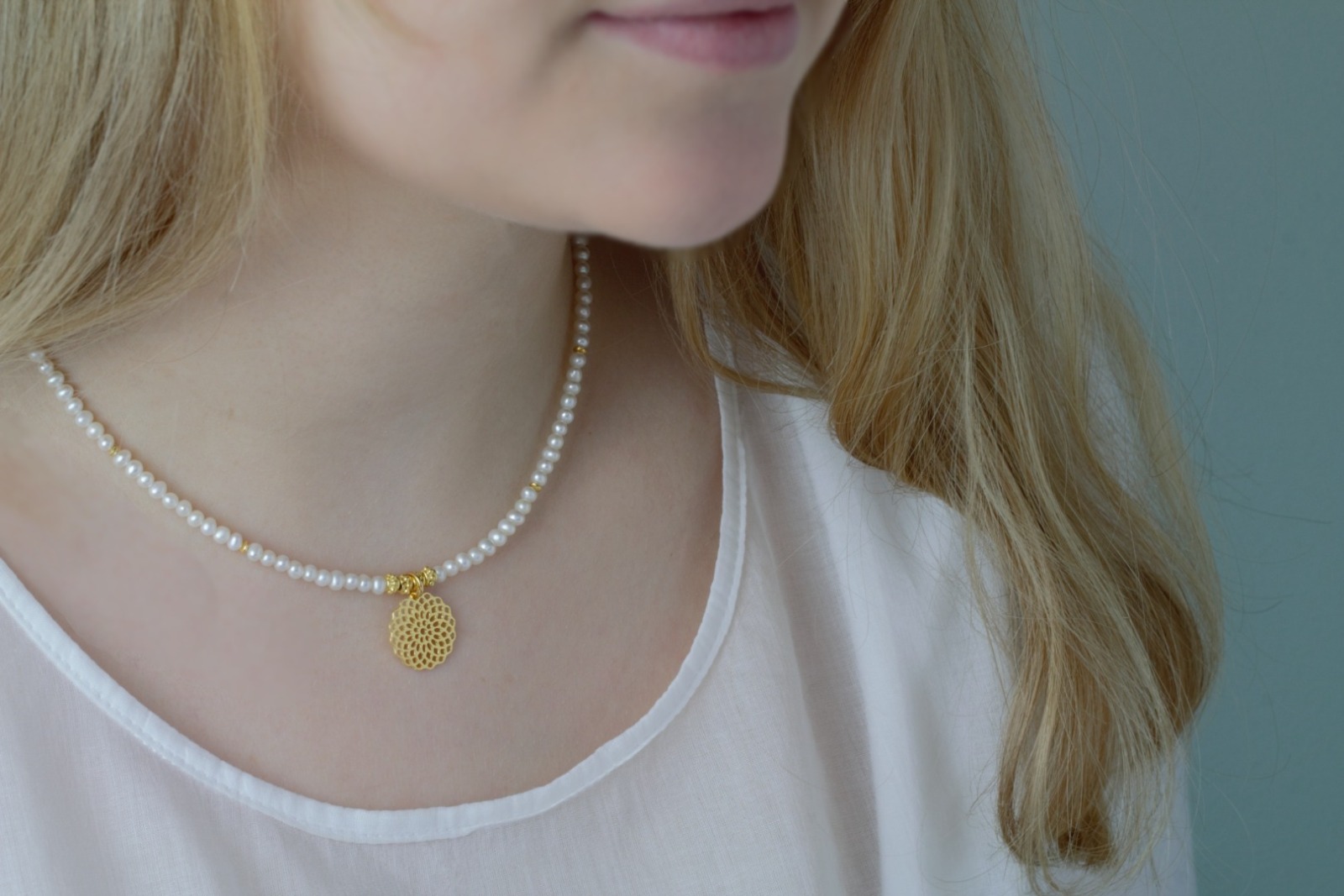 Zarte Perlenkette aus echten Süßwasser-Perlen mit Anhänger Mandala 6