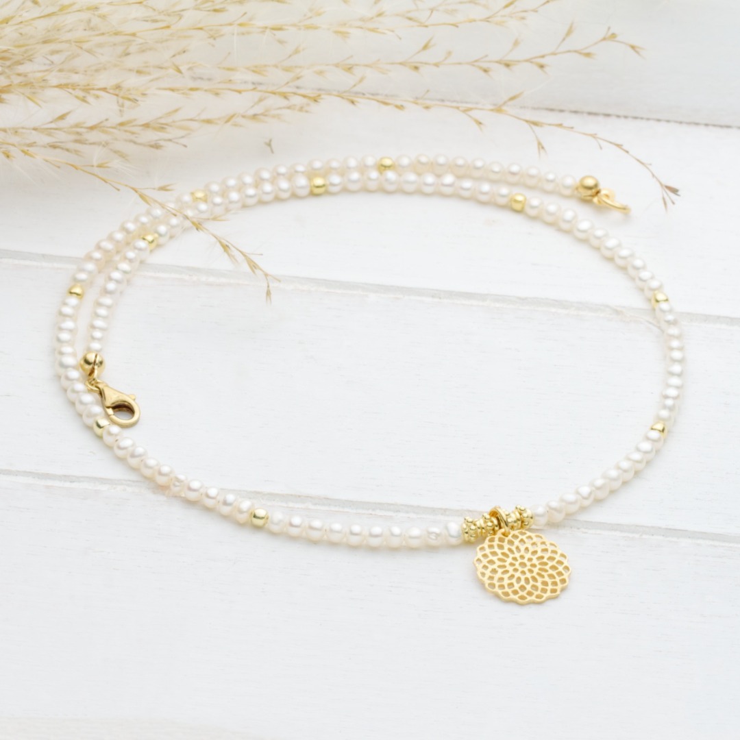 Zarte Perlenkette aus echten Süßwasser-Perlen mit Anhänger Mandala 3