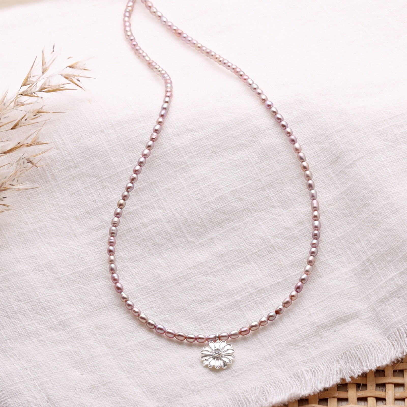 Perlenkette rosè aus echten Süßwasser-Perlen mit kleinem Anhänger Blüte -  Filigrane Perlenkette mit Anhänger Blüte | Online Shop | KARYSMA