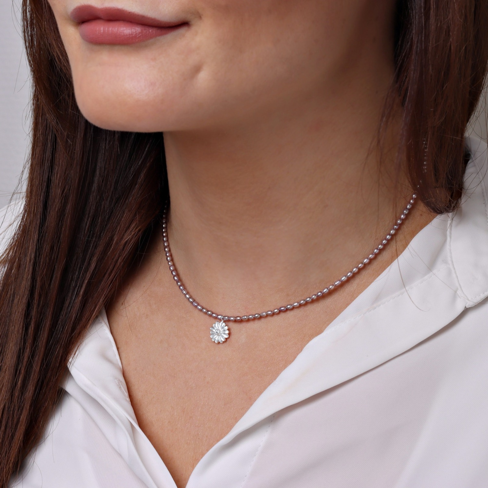 Perlenkette rosè aus echten Süßwasser-Perlen mit kleinem Anhänger Blüte -  Filigrane Perlenkette mit Anhänger Blüte | Online Shop | KARYSMA