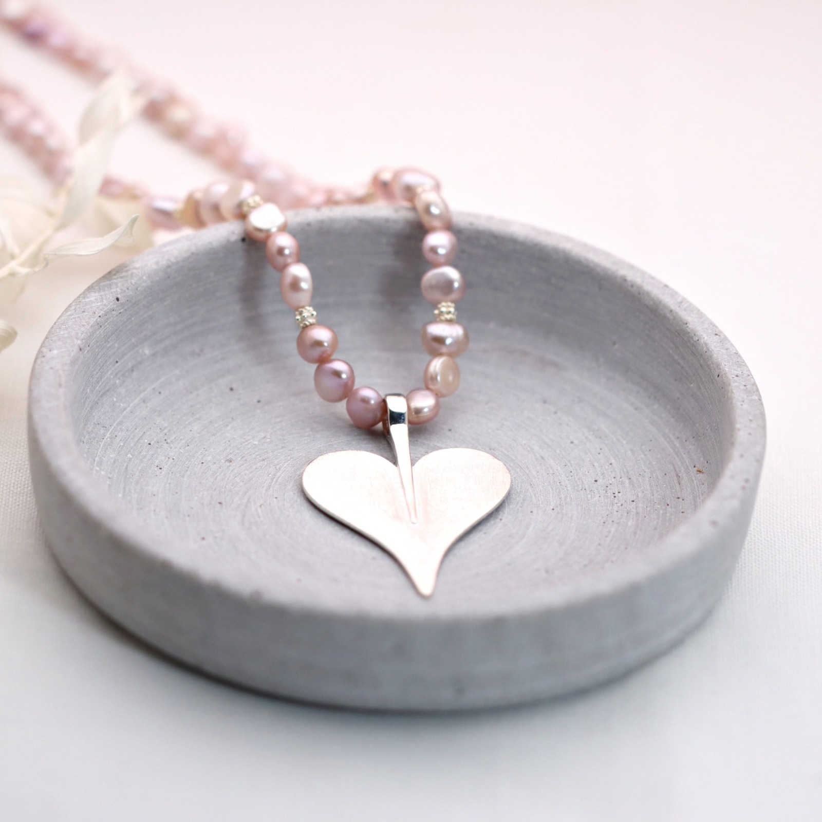 Lange Perlenkette aus echten Süßwasser-Perlen rosè mit einem Herz aus Silber, schönes Geschenk 4