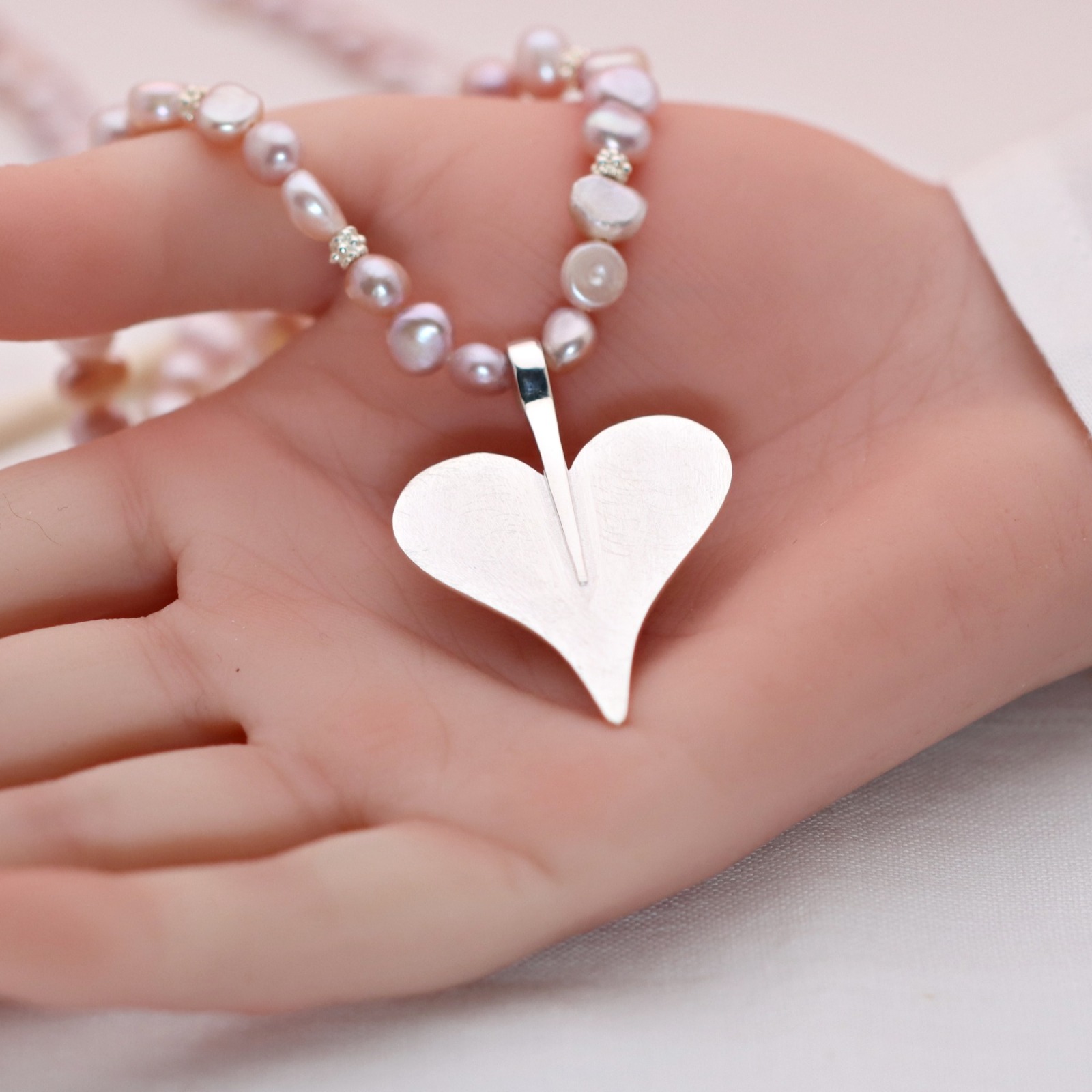 Lange Perlenkette aus echten Süßwasser-Perlen rosè mit einem Herz aus Silber, schönes Geschenk 2