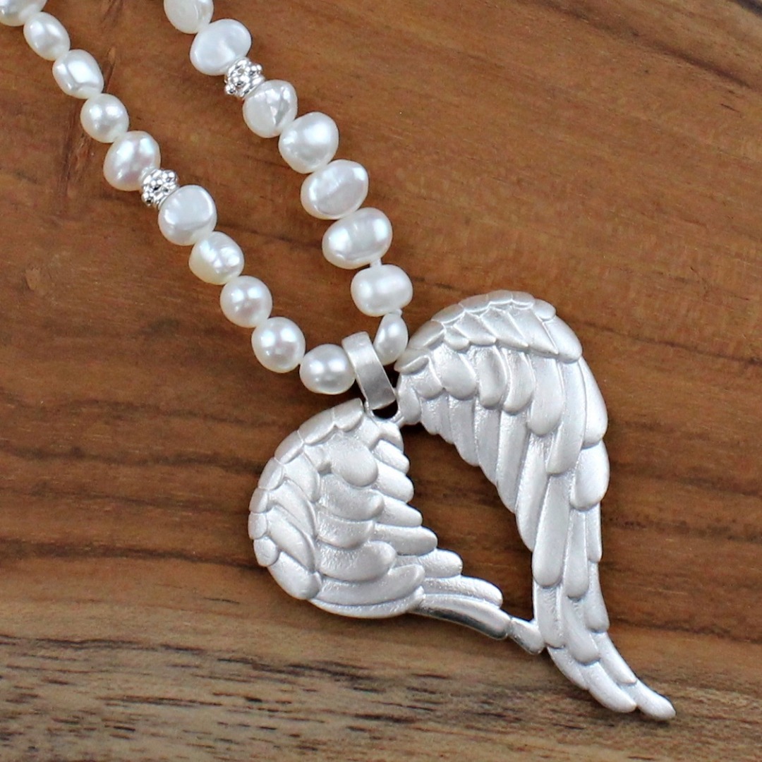 Lange Perlen-Kette mit einem Engelsflügel aus 725er Silber individualisierbar schönes Geschenk