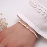 Filigranes Armband aus weißen Muschelkernperlen mit kleinem Herzchen, 925er Silber , Gold oder