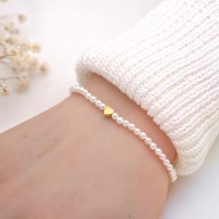 Filigranes Armband aus weißen Muschelkernperlen mit kleinem Herzchen, 925er Silber , Gold oder