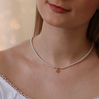 Filigrane Perlenkette aus Muschelkernperlen Gold oder Silber, Buchstabe Initial Anhänger, Charm