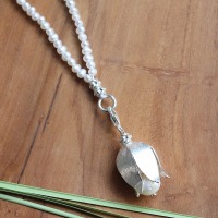 Lange Perlenkette mit Anhänger Blüte aus 725er Silber, schönes Geschenk für Frauen