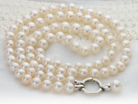 Weiße, lange Perlenkette aus echten Süßwasser-Perlen